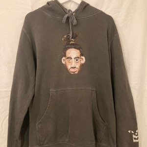 Russ hoodie - Garderobs rensning! Bara att höra av för bilder/frågor :)  Hoodien är designad av artisten Russ från hans album 