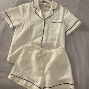 Ny linnepyjamas - Ny linnepyjamas med prislapp kvar, från hm. Strl Xs. Gratis frakt💕