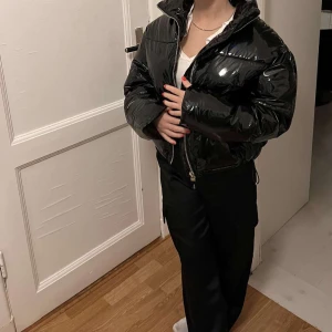 Jacka  - Glansig jacka i mycket gott skick från Bershka, stl S. 