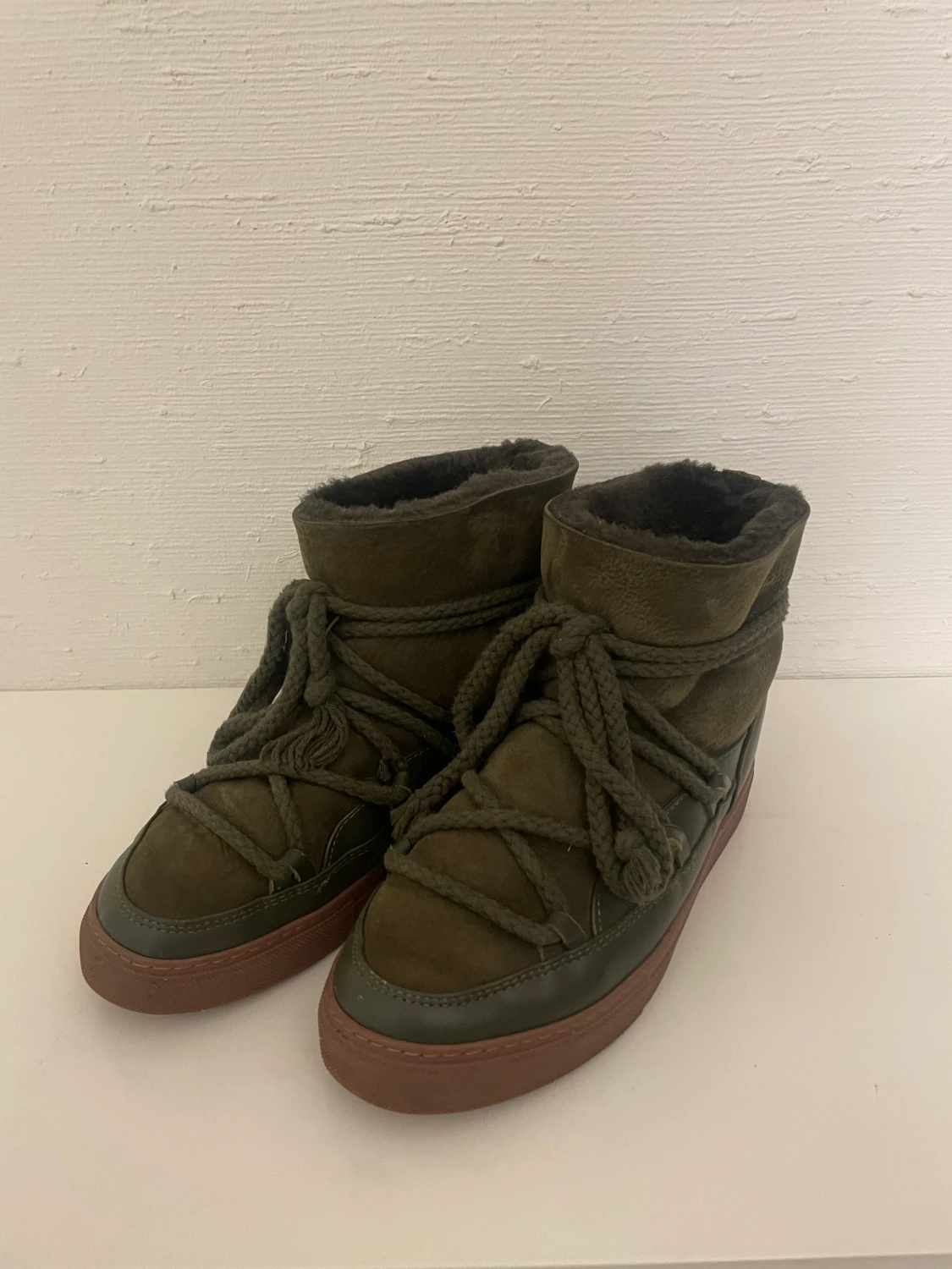 Mörkgröna inuikii skor