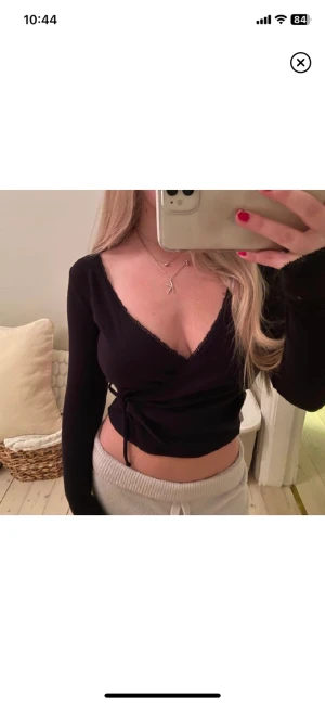 V ringds omlott topp - Snygg v-ringad topp med spetsdetalj.  Säljer då den är för liten.  Dm:A vid funderingar❤️