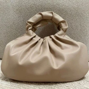 Beige väska i skinnimitation - Beige väska i skinnimitation från NA-KD. Nyskick då den aldrig använts. 