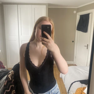 Svart body - Svart body i spets. Strlk S & köpt på bubbleroom. Ingen fraktkostnad.