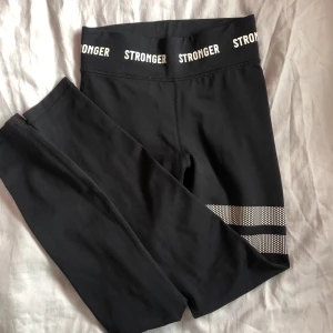 Stronger träningsbyxor - Träningstights från Stronger ”Hero Tights ” i storlek XS. Inga defekter. Köpta för 699kr på hemsidan. 