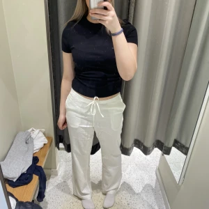 Linnebyxor - Säljer dessa supersnygga slutsålda linnebyxor från bikbok! de är helt oanvända (endast testade). Säljer då storleken inte satt perfekt på mig. Nypris är 359kr om man räknar med rabatten jag fick, är fler intresserade blir det bud❤️