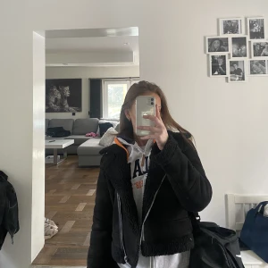 Jacka - Säljer en perfekt vårjacka i strl S från Strandavius. Säljes för 300kr + frakt 