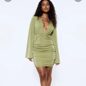 Klänning - Säljer klänning från nakd. Storlek M, endast använd en gång!