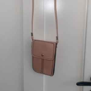 Rosa väska  - Rosa väska kommer inte ihåg vart från men fin grön innutsid 