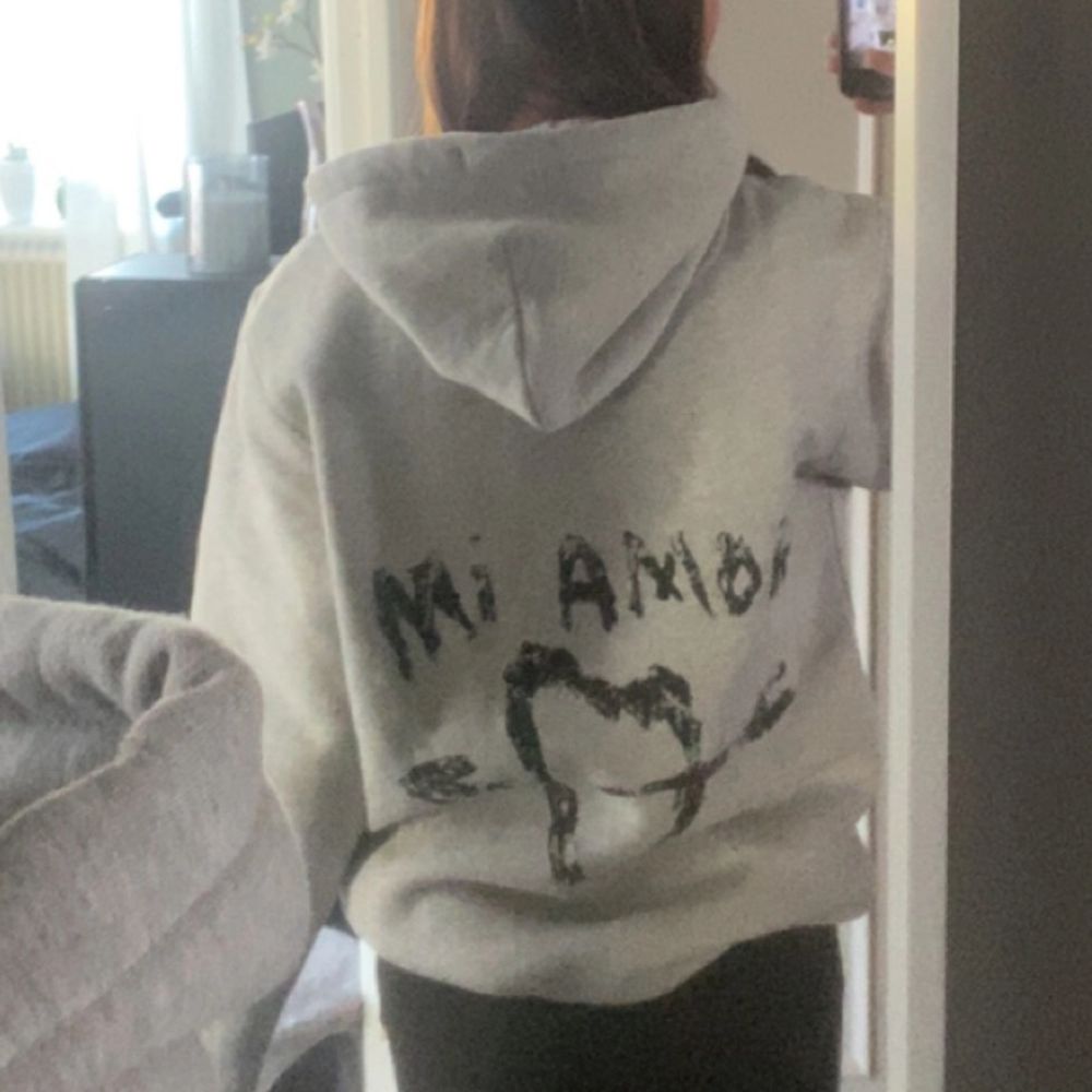 Grå Mi Amor hoodie - Mira Paris | Plick Second Hand