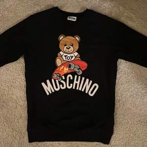 Svart Mochino sweatshirt i XS/164 och jättefint skick.