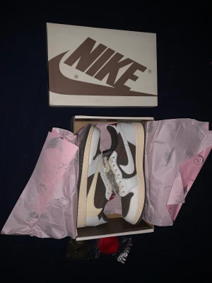 Travis Scott reverse mochas - Säljer helt ny bara prövad på fot. travis Scott reverse mochas pga fel skostorlek, pris kan diskuteras