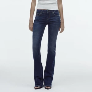 Lågmidjade bootcut jeans - Jag säljer mina lågmidjade bootcut jeans från zara eftersom de var för stora för mig. De är använda endast en gång😊hör av dig om du vill ha fler bilder!