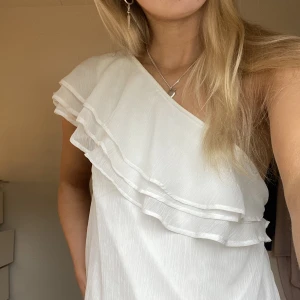 Vit blus  - Säljer denna superfina blusen💘nästan aldrig använd, som ny! xs-m. Gratis frakt!