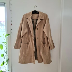 ETAGE kappa - Jackorna hopar sig i hallen och jag hoppas denna kan glädja någon annan nu 🤗  Design ETAGE från danmark, stlk 38, ljusbrun/beige.