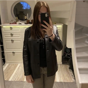 Jacka - Väldigt trendig och fin skinn jacka som passar perfekt för vintern och våren. Inte jättetjock. Har du fler frågor skriv gärna till mig:)) 3 FÖR 2 PÅ ALLT I MIN PROFIL!!