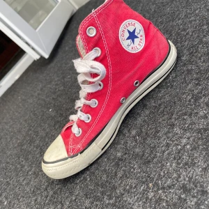 Converse - Hej! Säljer dessa fina röda converse i storlek 36,5. Okej skick, pris kan diskuteras!