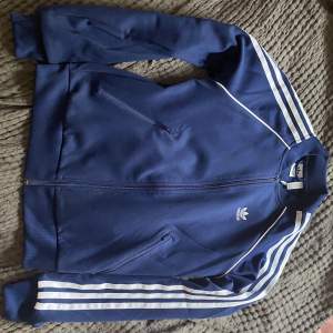 Ascool tracksuit tröja från adidas i mörkblå! Inköpt i New York förra året men knappt använd. (Frakten står köparen för)