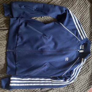 Ziptröja - Ascool tracksuit tröja från adidas i mörkblå! Inköpt i New York förra året men knappt använd. (Frakten står köparen för)