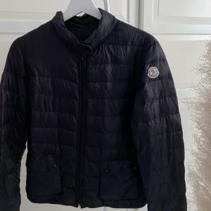 Moncler lans jacka - Fin vårjacka från moncler. Mycket fint skick! 🦋🦋 Stl. 2 passar S