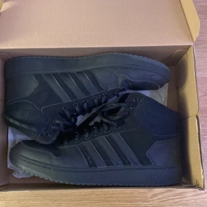 Adidas varma skor. Storlek 47 1/3 - Använda vinterskor säljs för billigt för jag behöver inte dem längre. Storlek 47 inga skador på skorna men tydligt att dem är använda