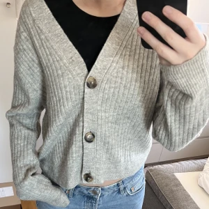 Stickad kofta - Stickad kofta i storlek M, sitter som S. Använd fåtal gånger