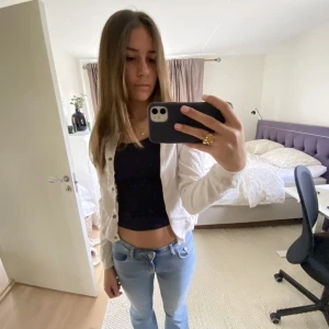 Vit kofta - Supersöt vit kofta som passar till allt. Den ser lite skrynklig ut då den är nytvättad men Kommer stryka innan jag säljer🥰  