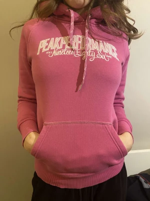 Rosa peak performance hoodie - Säljer denna rosa hoodie för att den inte kommer till användning. Har använt den kanske 2 gånger, den är i bra skick