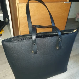 Väska - Säljer denna fin väska då har jag för många väskor🥰. Den passar perfekt till skolan o sådana grejer och är bra i skick.