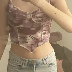 Lila topp - Super cool men är för stor💓