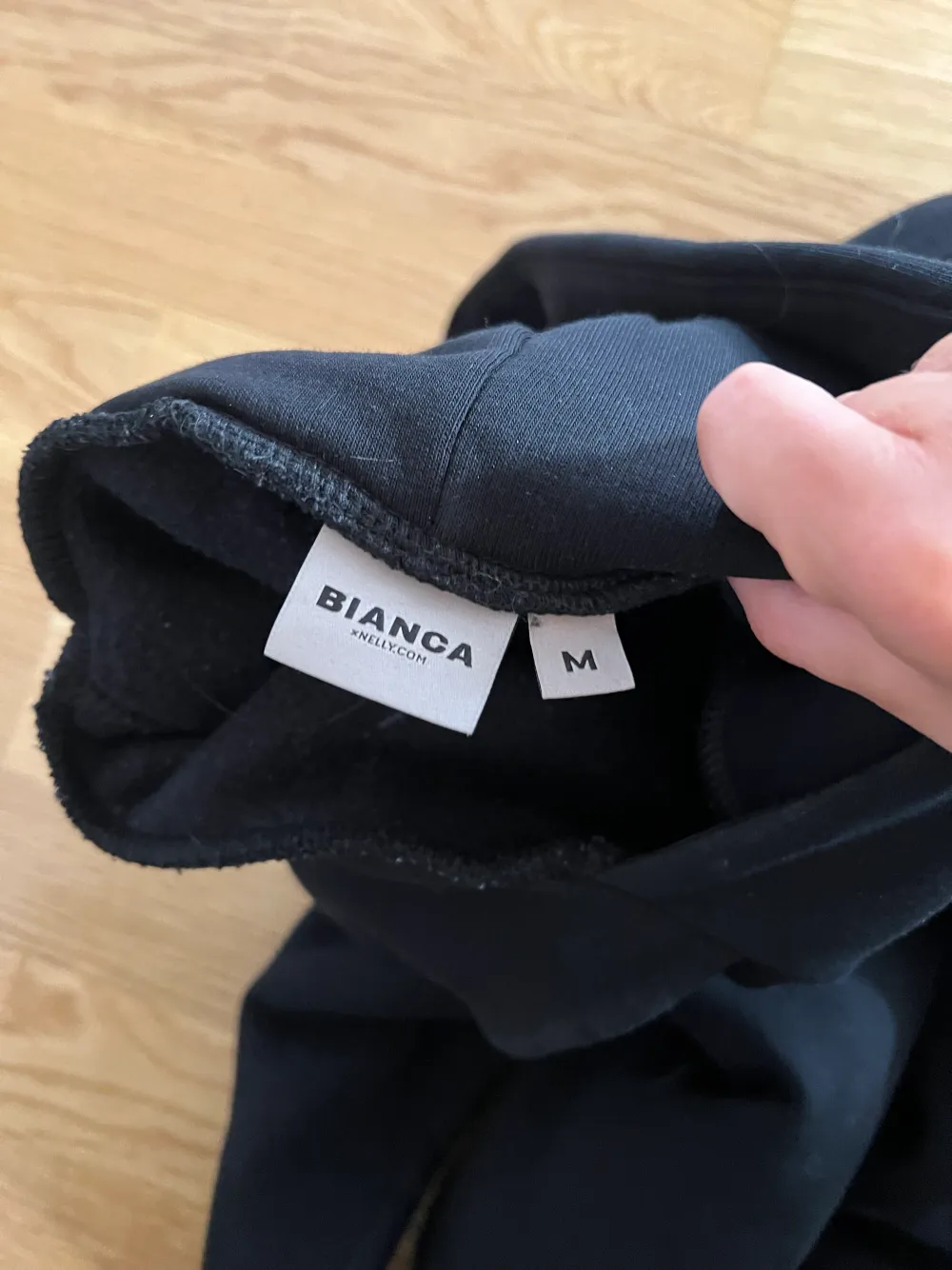 Svart hoodie från Nelly, men Biancas kollektion  Storlek M. Tröjor & Koftor.