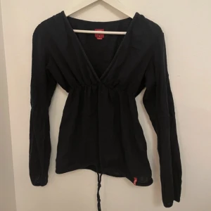 Svart miss sixty blus - Säljer denna svarta v ringade miss sixty blus som ej kommer till anvöndning längre