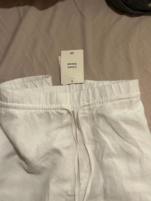 Linnebyxor  - Säljer åt en kompis! Linnebyxor från H&M inköpta förra sommaren, oanvända med lapprnkvar pga fel storlek. Kan tänkas gå ner i pris vid snabb affär. Nypris 199kr! Hör av er vid frågor eller fler bilder!💕  LÄGGER UT IGEN PGA OSERIÖS SÄLJARE!