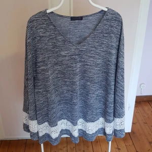 Blus/Poncho - Blus/Poncho i lite tjockare material. Använd endast ett fåtal gånger. Storlek 46-48