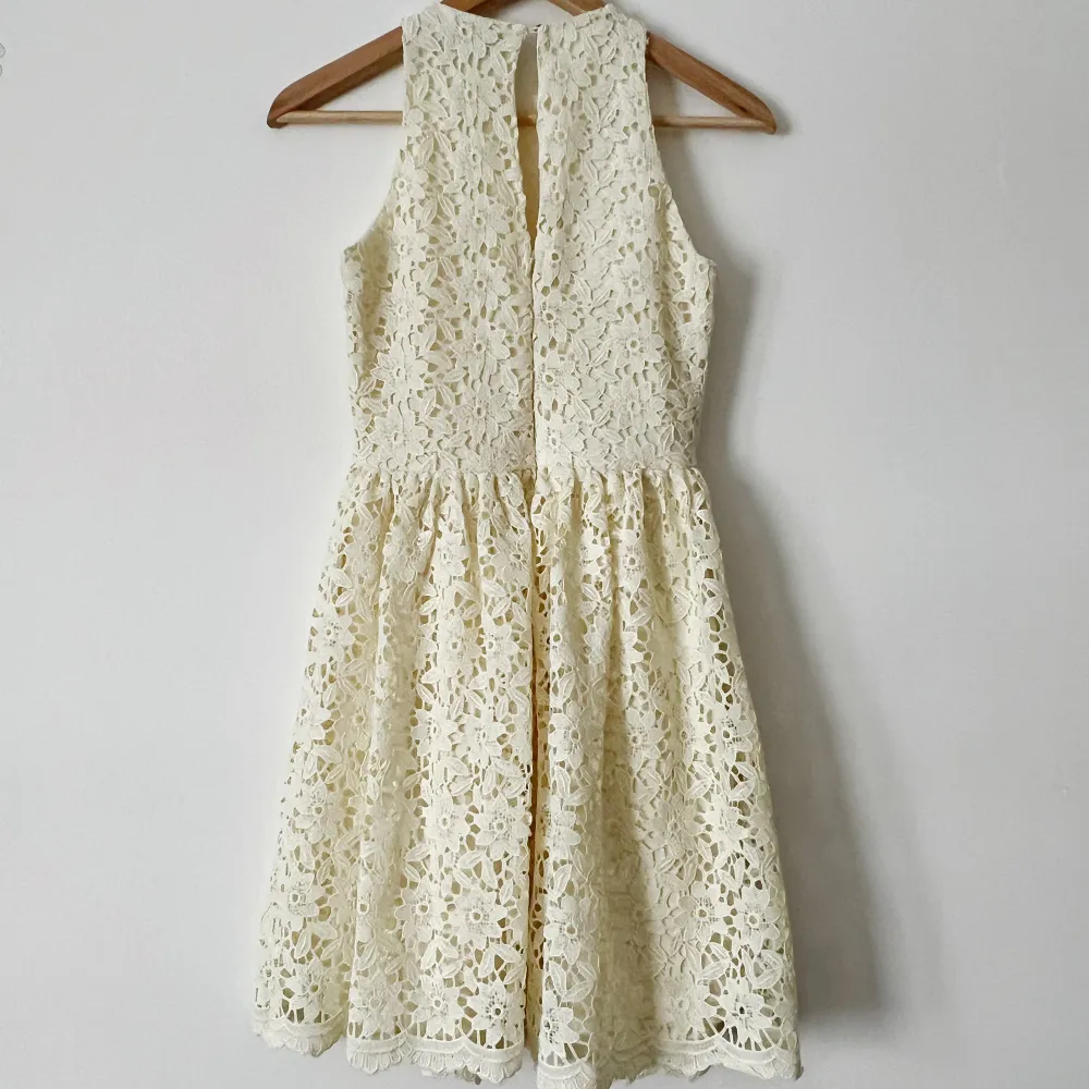 Gul spetsklänning/klänning från ZARA, använd ett fåtal gånger och i bra skick, storlek XS, säljer pga den är för liten. Använd gärna ”köp nu”.. Klänningar.