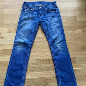 True Religion jeans - Sköna och snygga True Religion jeans köpta i Los Angeles. Sparsamt använda. Storlek 30 och i en straight modell.