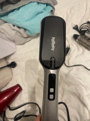 värmeborste  - värmeborste ifrån infinity den är superbra och det går fort med håret man kan välja värme🫶🏼