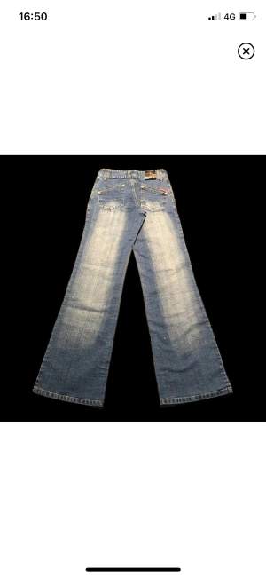 Deadstock jeans från 90-talet med snygga bakfickor i flare / bootcut! • Storlek 26 jeans • Midja: 33-36 Höfter: 43 Längd: 110 Innerbensmått: 88 (cm) • Kolla in fler jeans på min profil ;) • Köp mer-betala mindre, kom gärna med prisförslag! FRI FRAKT! 🐡🧄