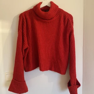 Stickad polotröja  - Stickad polotröja i färgen röd. Väldigt skön och inget som sitter tajt eller tungt. 
