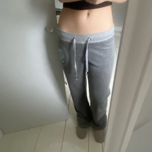 Lågmidjade juicy byxor! - Snyggaste lågmidjade juicy couture byxorna som är grå och sköna