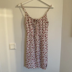 Blommig sommarklänning - Mycket fin och härlig sommarklänning från Hollister! Justerbara band och en liten slit nedtill. Nypris ca 450kr