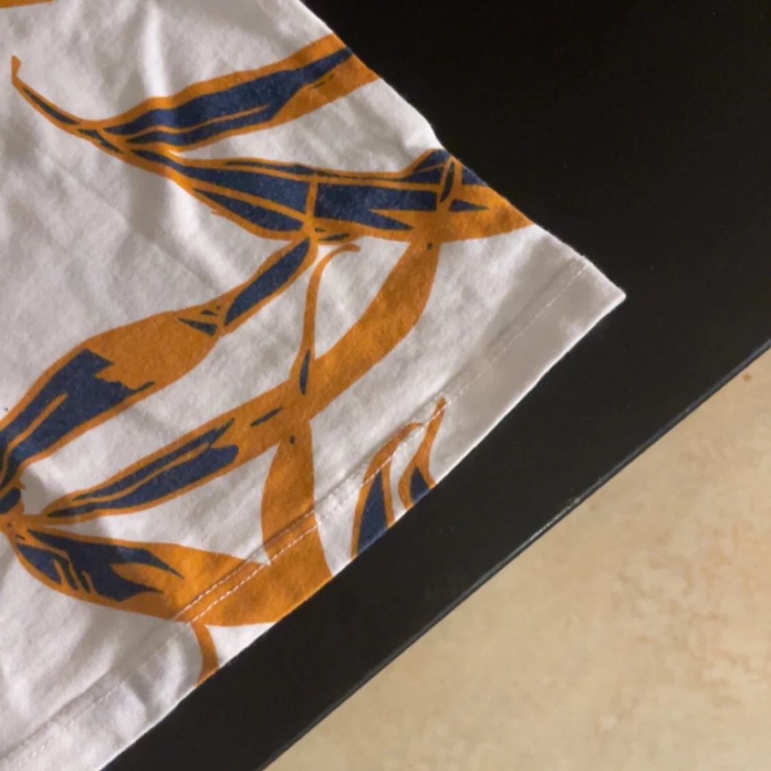 Vit t-shirt med löv mönster - 91