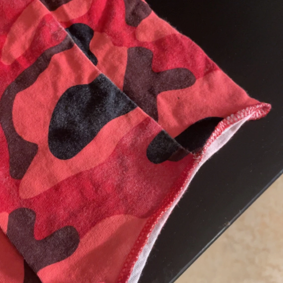 Svart&röd camo t-shirt - 91