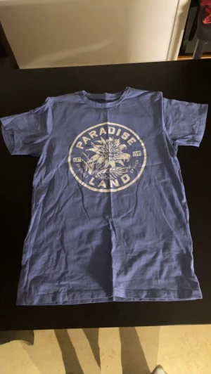 Blå t-shirt med tryck - Blå t-shirt med tryck från Jack&Jones