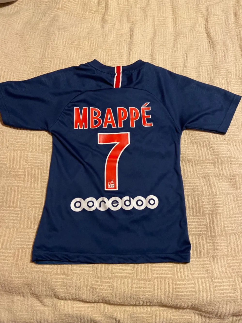 Mbappé nummer 7  Gjord i Kambodja  . T-shirts.