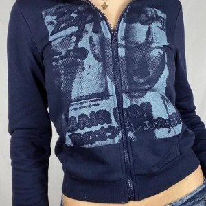 Graphic y2k zip up  - !LÅNAD BILD! Ser exakt ut som bilden, säljer för att den inte kommer till användning😊 trycket sitter kvar inget trasigt💕extremt skönt luftigt material perfekt för sommaren/våren 🌥