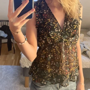 Söt topp med mönster från zara - Söt topp från zara, använt få tal gånger. Kan användas som festtopp eller som till vardagen!❤️‍🔥