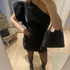 Klänning - Cocktailklänning men en axel, från hm i storlek 40, sitter tajt på mig som annars kan ha 38💕