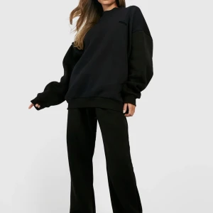 Svart Mjukisset  - Så snyggt och skönt Mjukisset från booho, helt oanvänt m lappar kvar! Byxorna har en straight fit och hoodien är oversized!❤️‍🔥 499kr för båda delarna, säljes ej separat. Ordinarie pris: 900kr