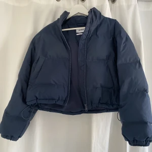 Dunjacka Weekday - Supersnygg kort jacka från Weekday! Den är i mycket bra skick och är justerbar i underkanten så den kan dras åt om man vill det! 