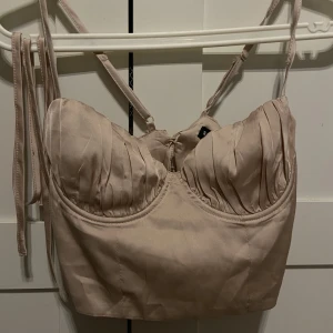 Fest topp - Fest topp med lite av en korsett byst, golden brown färg och storlek Xs. Aldrig använd 